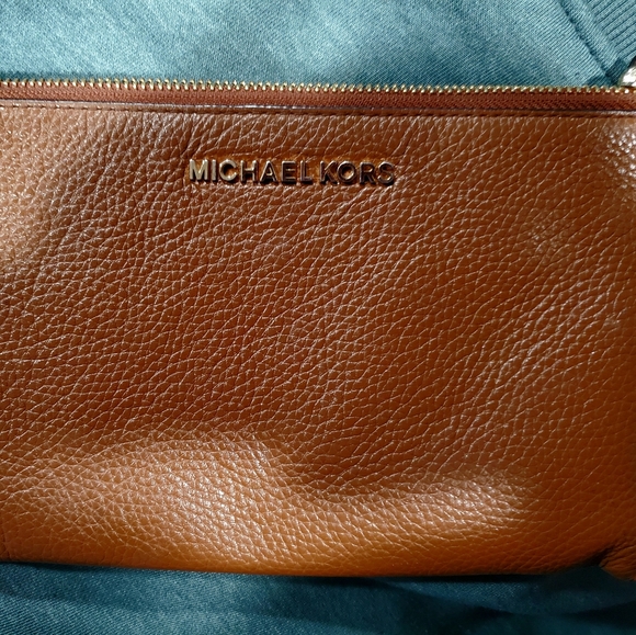 MICHAEL KORS WRISTLET gold hardware. - Picture 2 of 6